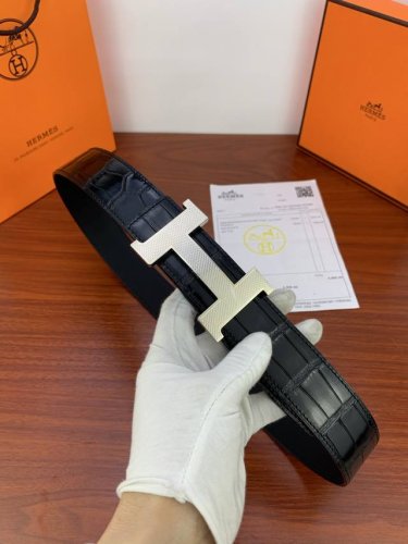 爱马仕 五金材质:专柜精品四角花纹真空电镀，工艺精细天然头层骆鸟牛皮，质感超赞，手感柔软，对版车线，对版线色