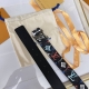 Lv Shape 双面腰带为 Lv Shape 搭扣赋予摩登雾面观感，无论搭配异彩纷呈的 Lv Graffiti 帆布或沉稳牛皮革，均可表明个性态度4.0宽