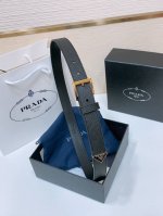 Prada 精致的腰带突显进口牛皮质感面料的优雅气质 饰以时尚的金色调金属搭扣和标志性的三角形徽标 腰带采用品牌标志性的Saffiano皮革打造 采用现代时尚潮
