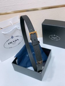 Prada 精致的腰带突显进口牛皮质感面料的优雅气质 饰以时尚的金色调金属搭扣和标志性的三角形徽标 腰带采用品牌标志性的Saffiano皮革打造 采用现代时尚潮
