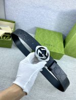 宽度4.0Cm Gucci 互扣式双G带扣腰带，采用热压印技术的Gucci Signature黑色皮革精制而成，触感厚实，印花图案清晰分明。