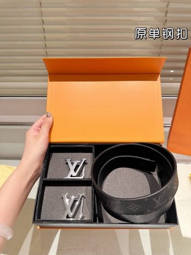 双头 钢扣 高版本！腰带 Lv牛皮皮带～热门款 男女通用皮带里面最火的版本啦～质量很好 全套包装！五金绝对不褪色 皮带头和专柜一样的哦～ 配礼盒手提袋发票