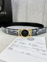 特 宽度4.0Cm Versace 范思哲 此款palazzo腰带采用牛皮革面料制作，并饰有le Pop Classique图案印花和标志性的美杜莎五金配件。