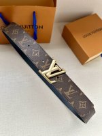 特 男装艺术总监 Virgil Abloh 为本款 Lv Pyramide4.0宽腰带注入摩登姿彩。此个性配饰由标志性 Monogram 帆布制成，采用拉绒饰面