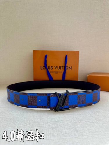4.0宽 本款 Lv Initiales 双面腰带瞩目亮相路易威登 2024 春夏男装秀场，以鲜明 Damier Pop 帆布和内敛牛皮革巧妙分饰两面，点缀 L