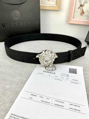 宽度：4.0Cm 范思哲 此款帆布回纹皮底 腰带饰有标志性的versace美杜莎头像扣，彰显品牌格调。是一款精美的衣橱必备单品。
