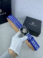 宽度4.0Cm Versace 范思哲 此款palazzo腰带采用牛皮革面料制作 并饰有Le pop Classique图案印花和标志性的美杜莎五金配件