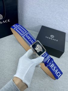 宽度4.0Cm Versace 范思哲 此款palazzo腰带采用牛皮革面料制作 并饰有Le pop Classique图案印花和标志性的美杜莎五金配件