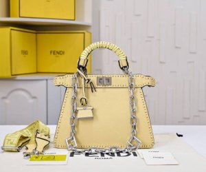 全新升级版本 配全套包装 型号7705 标志性Peekaboo Iseeu理想紧凑手袋，以306针同色系大号明线手工缝制而成，代表着传统的Selleria工艺。