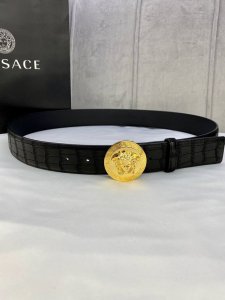 宽度4.0Cm 范思哲 此款鹿皮 皮底 腰带饰有标志性的Versace美杜莎头像扣，彰显品牌格调。是一款精美的衣橱必备单品。