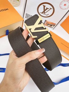 皮带：Lv..路易..原单 腰带：百分百头层牛皮，保证真皮。24K纯钢扣双面可用专柜同等质量， 送人自用首选 包装： 请认准如图专柜包装，赠送打孔器，银联发票，