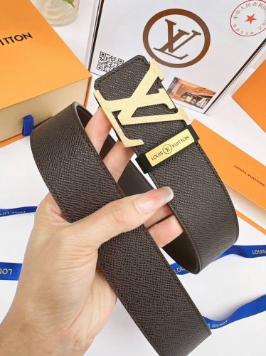皮带：Lv..路易..原单 腰带：百分百头层牛皮，保证真皮。24K纯钢扣双面可用专柜同等质量， 送人自用首选 包装： 请认准如图专柜包装，赠送打孔器，银联发票，
