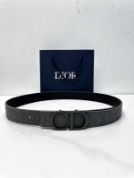 宽度3.5Cm Dior 这款 35 毫米双面腰带结合典雅气质与摩登风范。双面设计，一面采用深灰色 Oblique 印花面料，另一面采用同色调粒面牛皮革。可搭配
