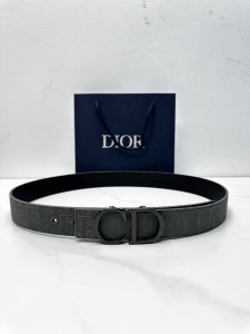 宽度3.5Cm Dior 这款 35 毫米双面腰带结合典雅气质与摩登风范。双面设计，一面采用深灰色 Oblique 印花面料，另一面采用同色调粒面牛皮革。可搭配