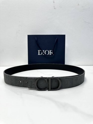 宽度3.5Cm Dior 这款 35 毫米双面腰带结合典雅气质与摩登风范。双面设计，一面采用深灰色 Oblique 印花面料，另一面采用同色调粒面牛皮革。可搭配