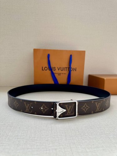 特 Lv Initiales 3.4宽 双面腰带焕新标志性设计，以经典 Damier Graphite 帆布和柔软牛皮革呈现双面风尚，Lv 字母搭扣散发前卫气息