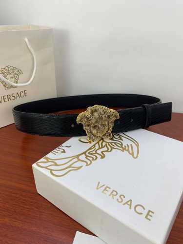 宽度4.0Cm Versace 范思哲 此款蜥蜴纹腰带饰有标志性的Versace美杜莎头像钻扣，彰显品牌格调。是一款精美的衣橱必备单品。