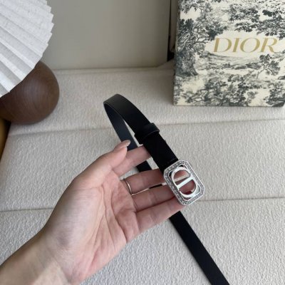 Dior这款腰带采用光滑牛皮革材质精心制作，搭配以富有光泽的钻饰点缀，彰显Dior的精湛工艺。款式时髦优雅，可搭配牛仔裤、半身裙或连衣裙。宽2.0Cm