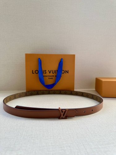 特 本款2.0宽 Lv Circle 双面腰带拼接皮革和 Monogram 帆布，以 Lv Circle 标识搭扣释放瞩目格调。灵活设计可搭配牛仔着装或雅致造型