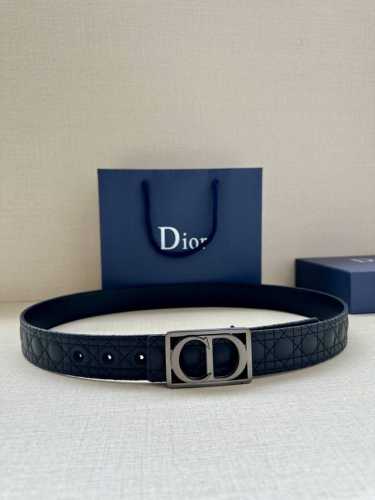 特 宽度3.5Cm Dior 这款腰带巧妙融合优雅与时尚，彰显 Dior 的精湛工艺。采用头层牛皮精心制作，饰以 Kumo 藤格纹，以全新方式呈现经典图案。腰带