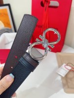 特 这款双面皮带时尚百搭，是不可或缺的男士配饰单品。一面选用锤纹牛皮，另一面选用精选天然粒纹牛皮，缀以金色饰面 Gancini扣饰增添点睛韵致，内侧饰以精美丝缎