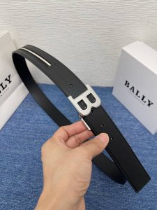 品牌 巴利 No. ，150 描述 经典系列新品腰带，采用小牛皮搭配布料，完美搭配手工车线，经典配色，可搭配商务西装或更为休闲的造型。腰带为法国尺寸，请在购买前