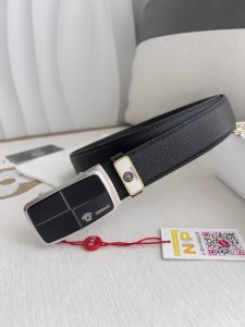 品名：范思哲.Versace.皮带腰带自动皮带 型号：自动带，纯钢材质经典人头自动扣，图片实物拍摄 腰带：百分百头层牛皮，自动带身，保证真皮。2