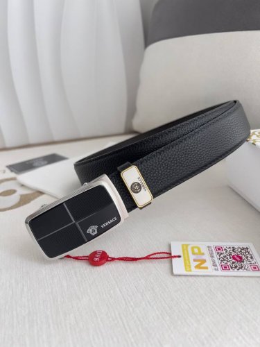 品名：范思哲.Versace.皮带腰带自动皮带 型号：自动带，纯钢材质经典人头自动扣，图片实物拍摄 腰带：百分百头层牛皮，自动带身，保证真皮。2