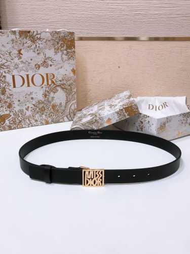 Dior Miss Dior Graffiti 图案腰带 25毫米光滑牛皮 金色饰面 Miss Dior Grafiti 图案腰带扣 内侧饰以 Christia