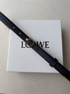 品牌:博柏利 价格p特 尺寸:带宽20Mm 正品尺寸 五金材质:专柜精品扣 真空电镀 工艺精细 带身材质:天然头层牛皮 质感十足 手感柔软 时尚个性 经典百搭