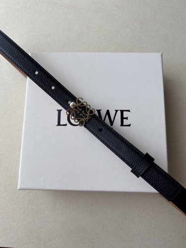 品牌:博柏利 价格p特 尺寸:带宽20Mm 正品尺寸 五金材质:专柜精品扣 真空电镀 工艺精细 带身材质:天然头层牛皮 质感十足 手感柔软 时尚个性 经典百搭