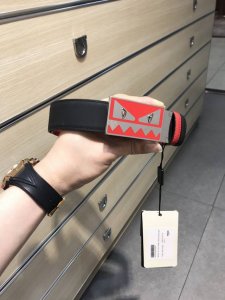 特P210 配送专柜包装 打孔针 宽35Mm，原单进口双面头层牛皮，搭配原单钌钯电镀磨胶扣，手感.油边近乎完美，原产小牛皮纹，质感无可挑剔，出众的细节，高清实拍