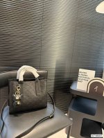 Lv手提包 是熱腾腾新款 出門随手一拎就很好看 尺寸28 23 货号改版66937