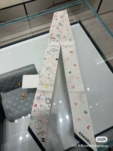 高订版，香奈儿Twilly小丝巾来了，Chanel 鱼儿波点，名副其实的小可爱， 人手三条闭眼收，我都不拦着 N久都没有见过这么好看的Twilly 真的是真香本
