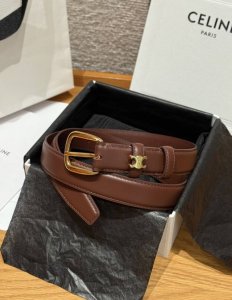 Celine 25毫米皮带 这款Taurillon皮革，牛皮革衬里，中腰，金色饰面，圆形搭扣，等一个圆环四周环绕Triaomphe金属环. 宽度：25毫米