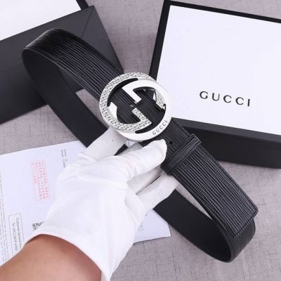 宽度4.0Cm Gucci 品牌标志性的原单双G标识经重新诠释后，以光彩夺目的金色调呈现在这款水波纹皮腰带上。