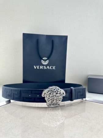 带宽3.8Cm Versace 范思哲 此款缎带腰带风格十分休闲，饰有标志性希腊回纹图案，可搭配休闲单品或高腰正装。 闭合式佩戴 希腊回纹图案 材质：100%聚 - 点击图像关闭