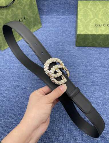 品牌古驰 Gucci 特 描述采用高级Gucci Signature真皮精制而成，触感厚实，饰以双G商标带扣。腰带为意大利尺寸，请在购买前参阅腰带尺寸指南. 原