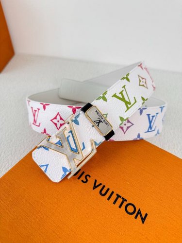品名： Lv..路易..威登腰带皮带原单 型号：挂扣，经典纯钢材质挂扣，头层牛皮，图片实物拍摄 材料：头层牛皮，挂扣系列，纯钢材质扣头，钯镀电镀工艺永不掉色。原
