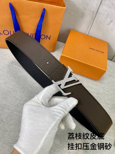 特 本款 Damier4.0宽双面腰带乃魅力天成的典范。由小牛皮制成，以点缀 搭扣的精心镂刻的 Damier 图案彰显品牌精湛工艺，风格时尚。双面皮带增添功能，