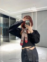 复古经典的双G爱心配色简直了，少女心爆棚！尽显温柔气息～ 绑手挽、束发、包包装饰或当领结都非常百搭_很帅气的一款 5*86Cm 100%斜纹真丝面料