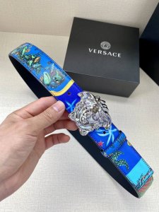 宽带3.8Cm Versace 范思哲 Versace制作在柔软的小牛皮，这可逆的皮带功能三维美杜莎扣。该声明配件拥有一个单色面和一个展示 Tr é Sor D