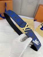 特 4.0宽 Initiales Everyday 双面腰带令 Louis Vuitton 标识加入经典 Monogram 图案，再以丝滑小牛皮演绎沉稳一面，搭
