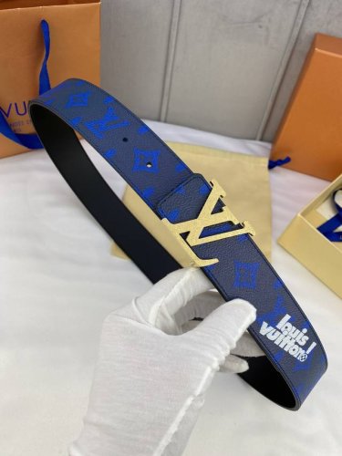 特 4.0宽 Initiales Everyday 双面腰带令 Louis Vuitton 标识加入经典 Monogram 图案，再以丝滑小牛皮演绎沉稳一面，搭