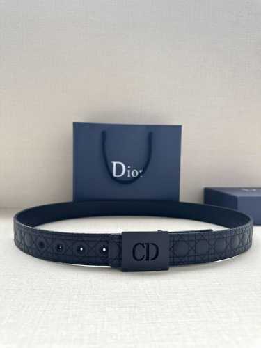 宽度3.5Cm 这款 Dior Charm 腰带扣是夏季男装系列新品，采用不锈钢真空电镀饰面黄铜精心设计，重新演绎经典的 Dior 标志。可与各式 35 毫米腰