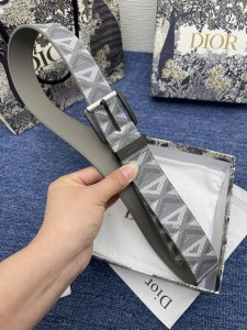 迪奥550 3.5Cm 这款 30 Montaigne Avenue 腰带从同名手袋汲取灵感，采用黑色光滑 牛皮革精心制作，质感柔软，设计优雅，饰以富有光泽的新