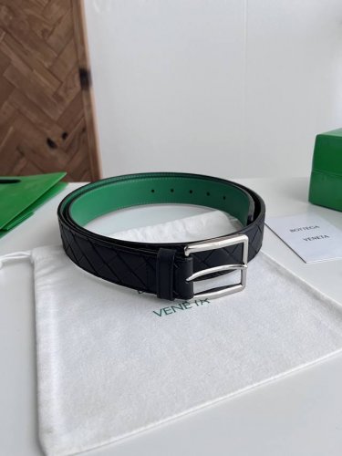 Bv 2026最新款男士编织腰带 纯手工Intreccio大格子编织 双面意大利小牛皮搭配微复古银色针扣 侧面有标识 皮带宽度35Mm 颜色: 黑色 鹦鹉绿 D