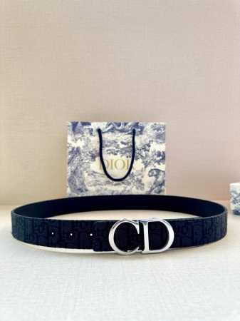 特 宽度3.5 Cm Dior 迪奥两面腰带款式迷人多样，采用多种材质精心打造，为各式廓形增添点睛之笔，彰显优雅醒目的气质。向迪奥钟爱的细节艺术致敬，彰显非凡的 - 点击图像关闭