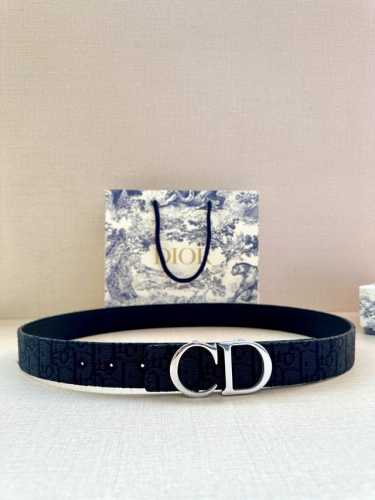 特 宽度3.5 Cm Dior 迪奥两面腰带款式迷人多样，采用多种材质精心打造，为各式廓形增添点睛之笔，彰显优雅醒目的气质。向迪奥钟爱的细节艺术致敬，彰显非凡的