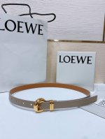 Loewe 罗意威专柜最新同款腰带 选用光滑牛皮革窄款腰带 配有Anagram Pebble针扣 卓越的工艺 个性的造型 精美的材质 宽:2.0Cm